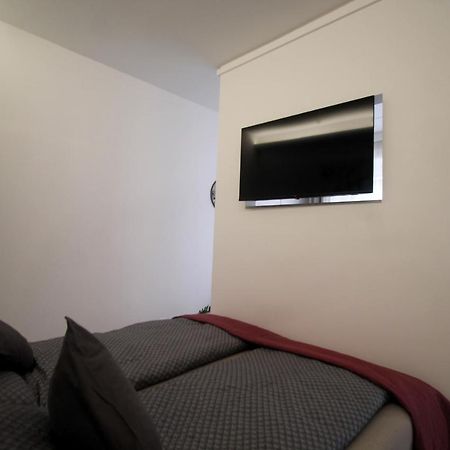 Modern Studio A Belvaros Koezepen Parkoloval- Kata Studioapartman Győr Kültér fotó