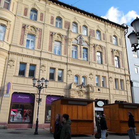 Modern Studio A Belvaros Koezepen Parkoloval- Kata Studioapartman Győr Kültér fotó