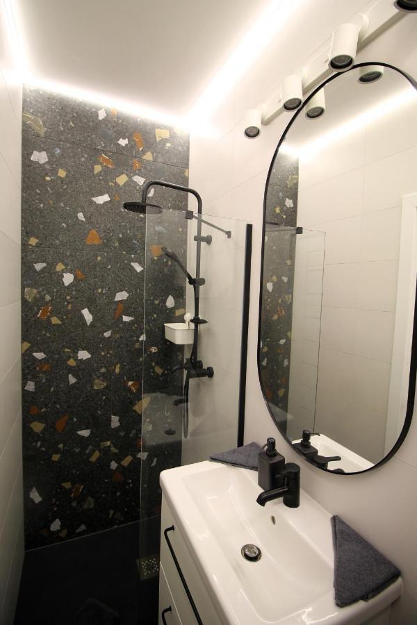 Modern Studio A Belvaros Koezepen Parkoloval- Kata Studioapartman Győr Kültér fotó