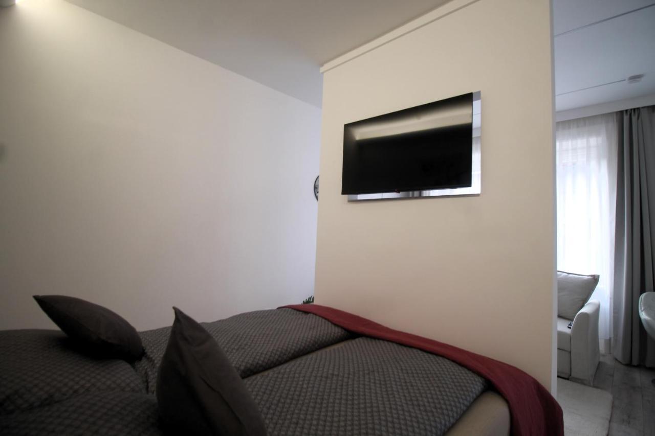 Modern Studio A Belvaros Koezepen Parkoloval- Kata Studioapartman Győr Kültér fotó