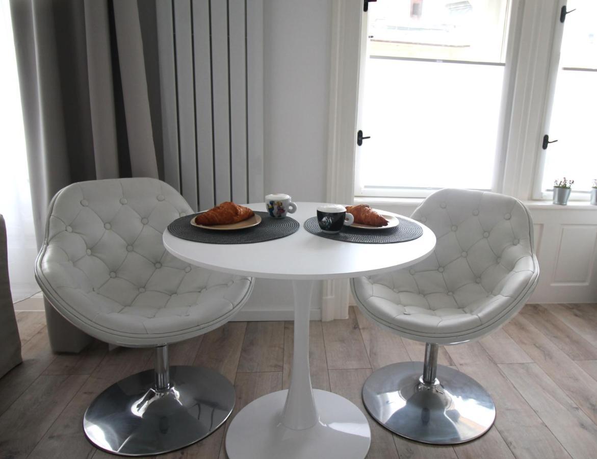 Modern Studio A Belvaros Koezepen Parkoloval- Kata Studioapartman Győr Kültér fotó