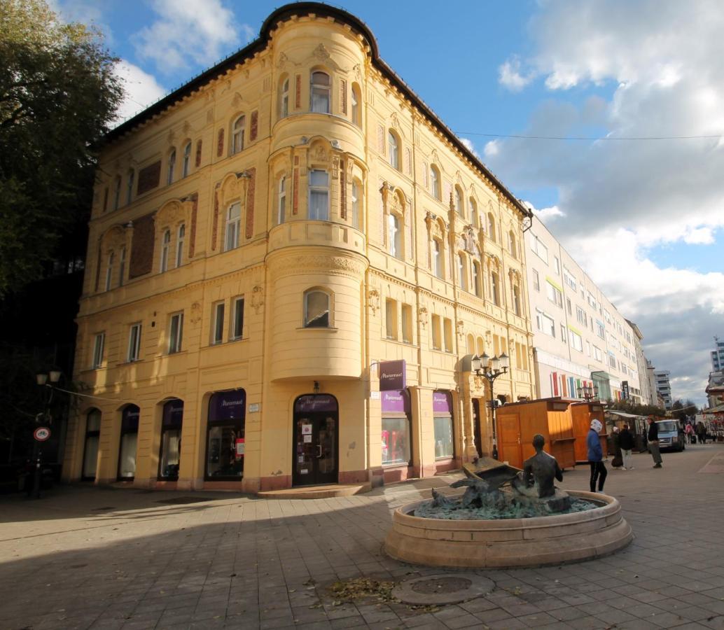 Modern Studio A Belvaros Koezepen Parkoloval- Kata Studioapartman Győr Kültér fotó
