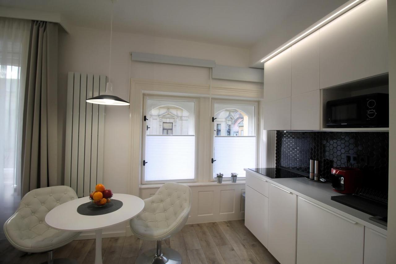 Modern Studio A Belvaros Koezepen Parkoloval- Kata Studioapartman Győr Kültér fotó