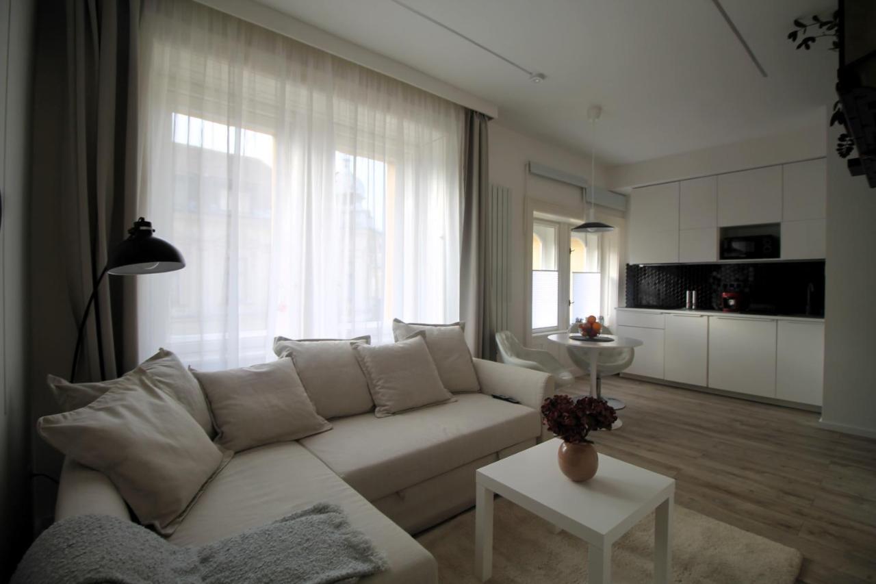 Modern Studio A Belvaros Koezepen Parkoloval- Kata Studioapartman Győr Kültér fotó