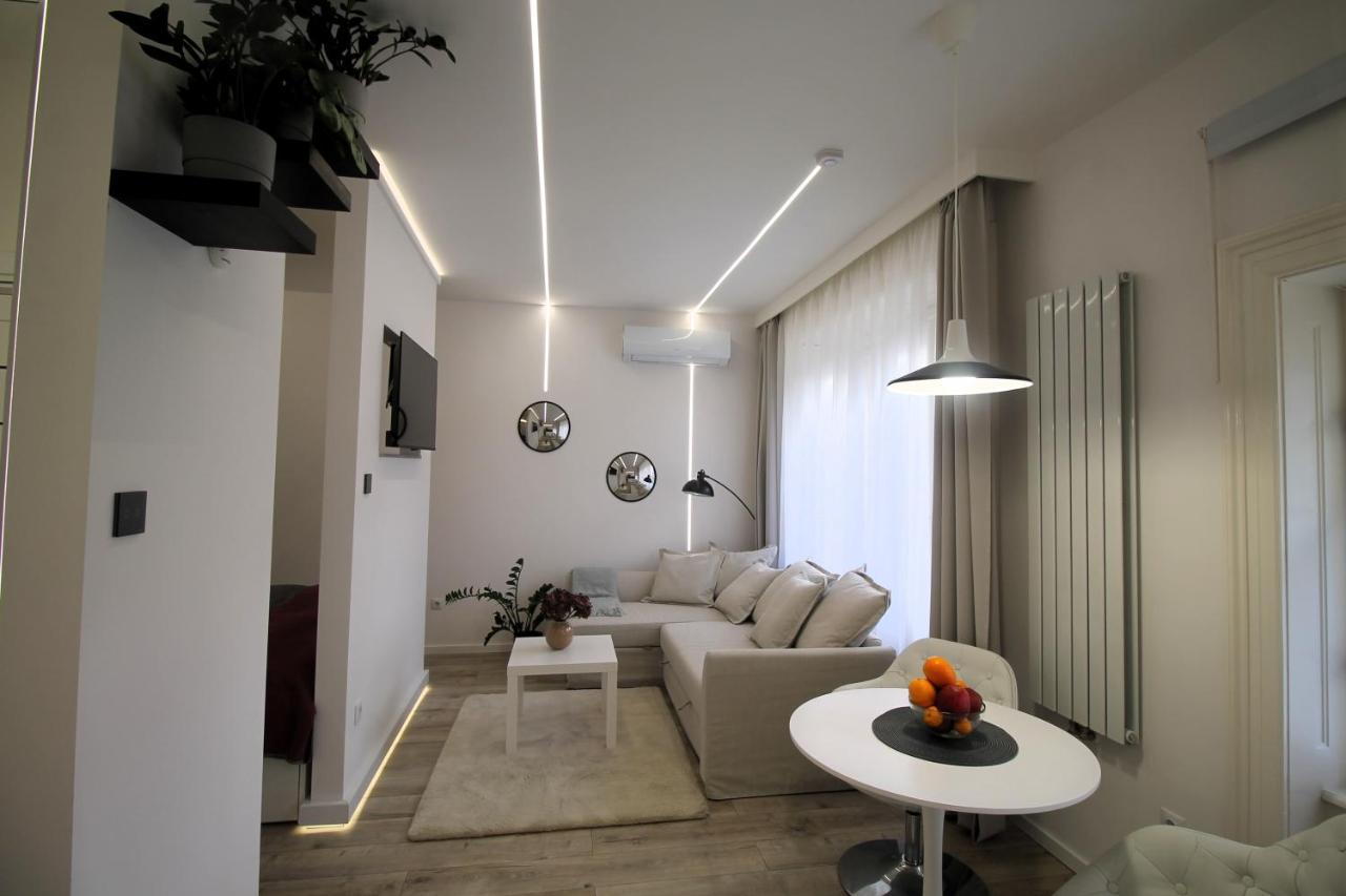 Modern Studio A Belvaros Koezepen Parkoloval- Kata Studioapartman Győr Kültér fotó